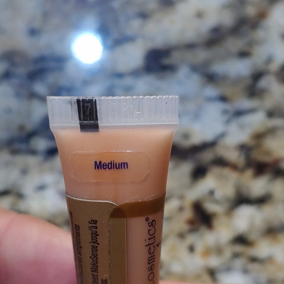 Color concealer - Picture 2 of 3